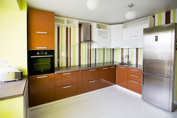 intérieur de cuisine élégant et lumineux avec papier peint à rayures vertes