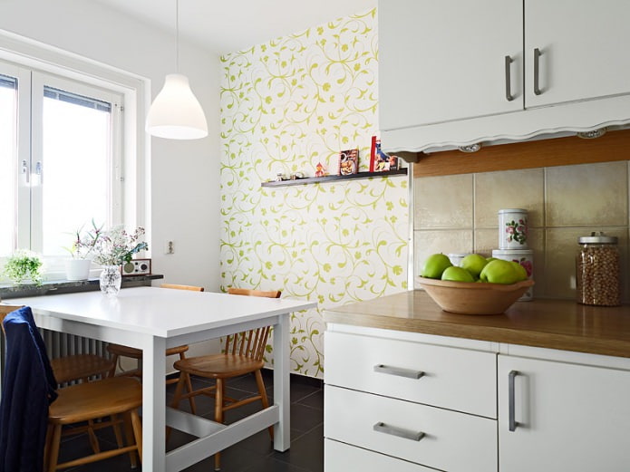 Papier peint blanc-vert avec des ornements floraux dans la conception de la cuisine