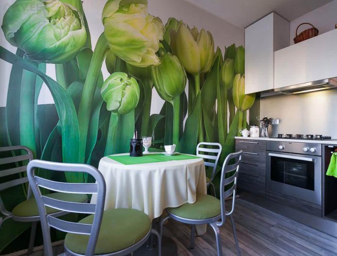 Papier peint vert avec des tulipes dans la conception de la cuisine