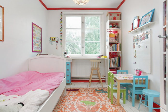 kompakt barnkammare i skandinavisk stil