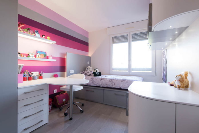 balti rozā bērnu istaba nelielas teritorijas meitenei