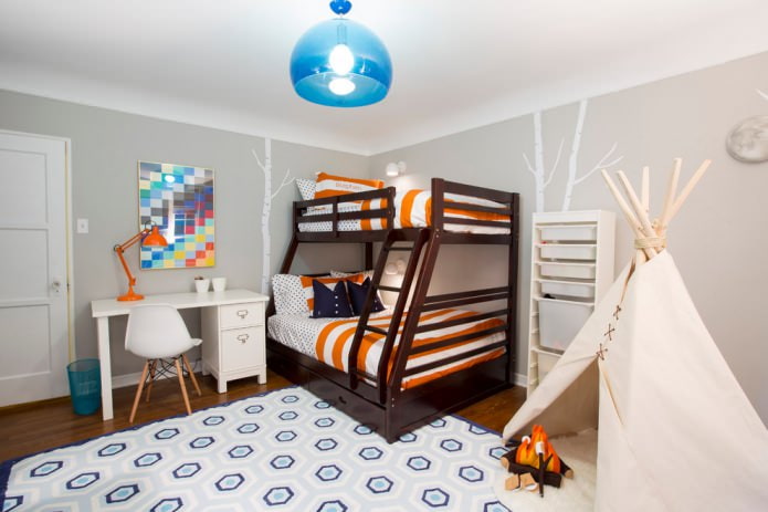חדר קטן לשני ילדים עם מיטת קומותיים