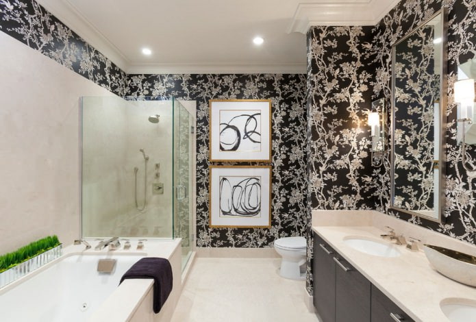 giấy dán tường tối màu với hoa văn trong nội thất phòng tắm