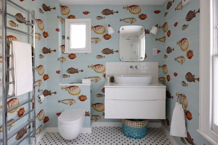 kalaa kylpyhuoneen seinällä
