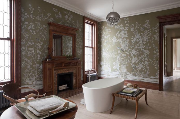 žali tapetai vonios kambario interjere su židiniu