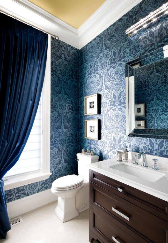 mėlyni tapetai vonios kambaryje