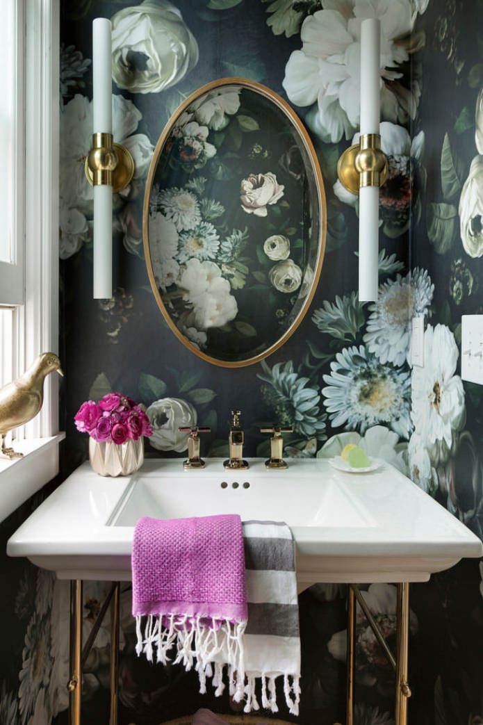 tapetai su gėlėmis vonios kambaryje
