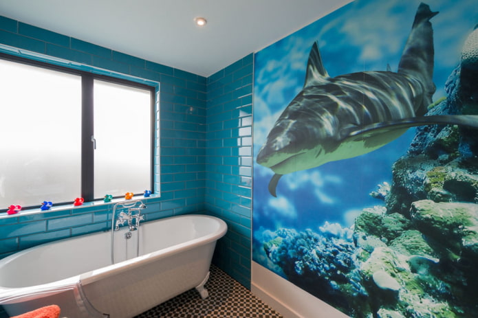 requin réaliste dans la mer dans la salle de bain