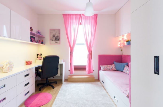 rideaux roses dans la chambre des filles