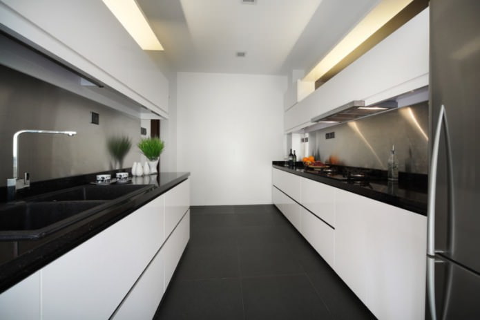 comptoir noir dans une cuisine parallèle