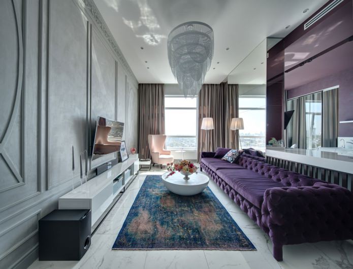 intérieur du salon avec canapé violet et beau lustre