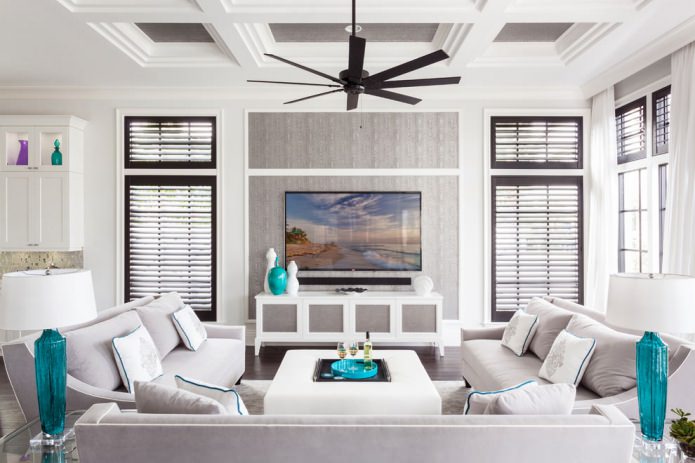 papel de parede branco e cinza combinado na sala de estar