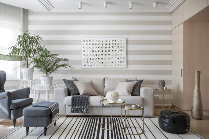 Papel pintado gris a rayas en la sala de estar