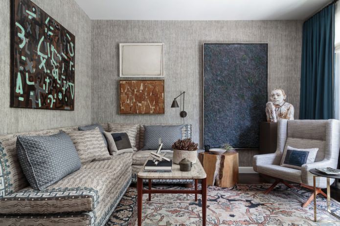 sivá tapeta v interiéri obývacej izby
