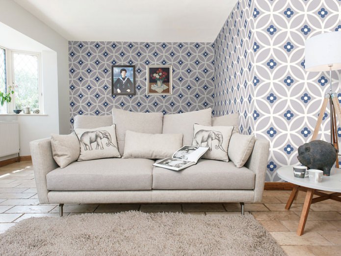 intérieur de salon de style moderne avec papier peint à motifs gris-blanc-bleu