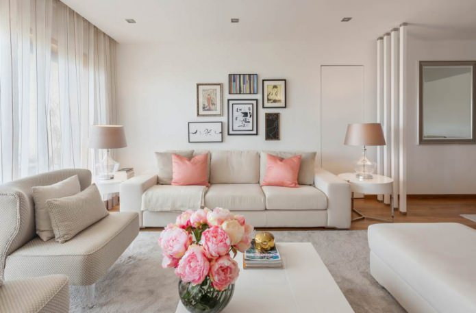Bēša un rozā dzīvojamās istabas interjers