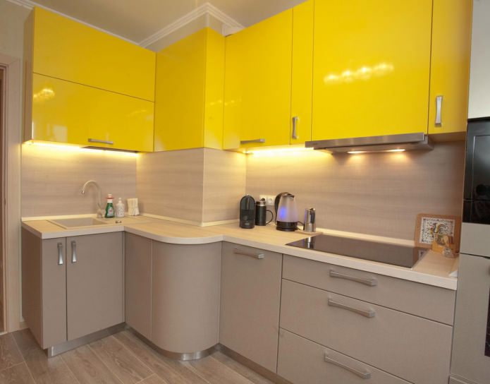 Bēšs un dzeltens virtuves interjers