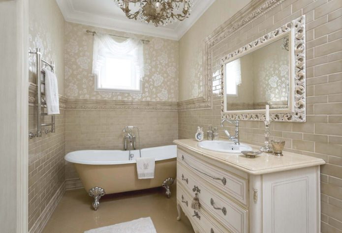 Badeværelse interiør i beige toner.