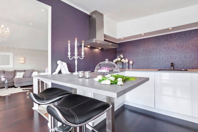 papier peint violet dans la cuisine