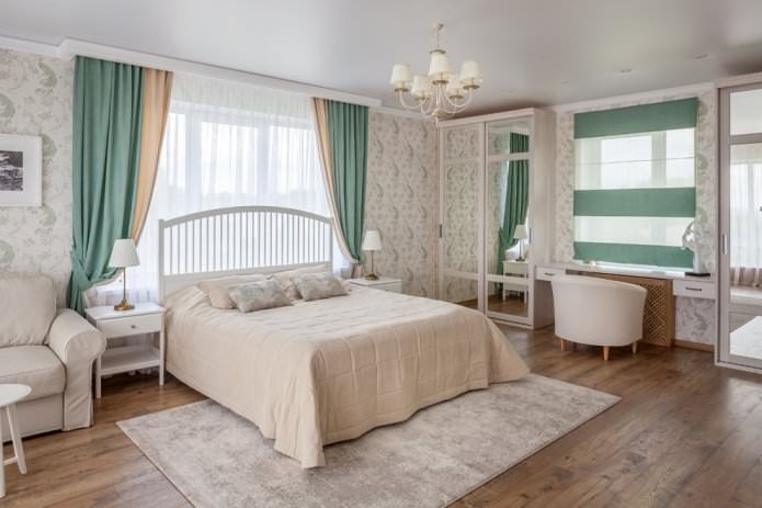 rideaux turquoise avec papier peint beige à l'intérieur de la chambre