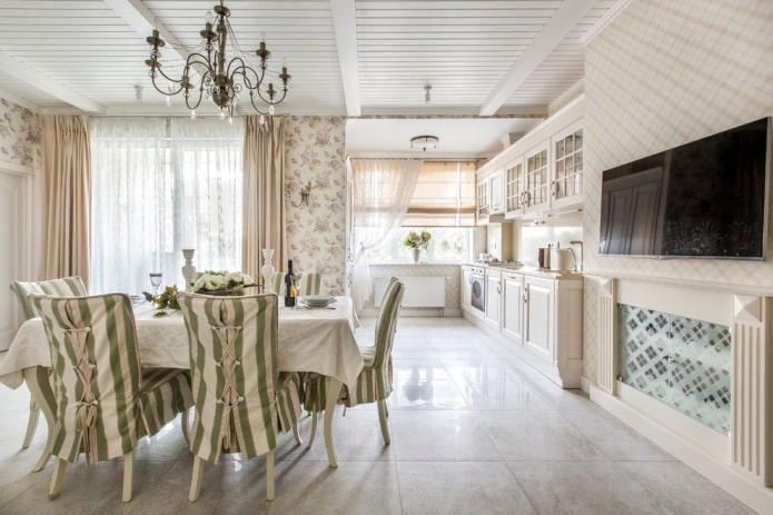 Conception d'une cuisine-salle à manger avec papier peint beige