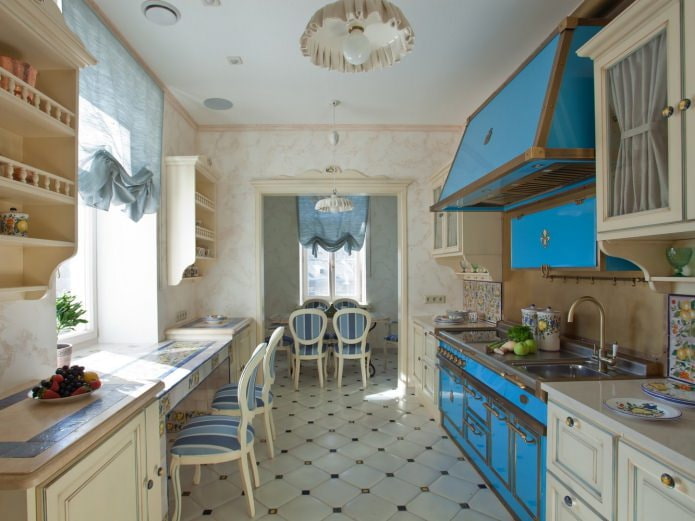 rideaux bleus dans la cuisine