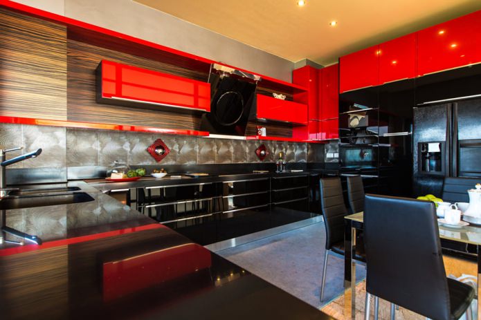 Ensemble noir et rouge à l'intérieur de la cuisine dans un style moderne