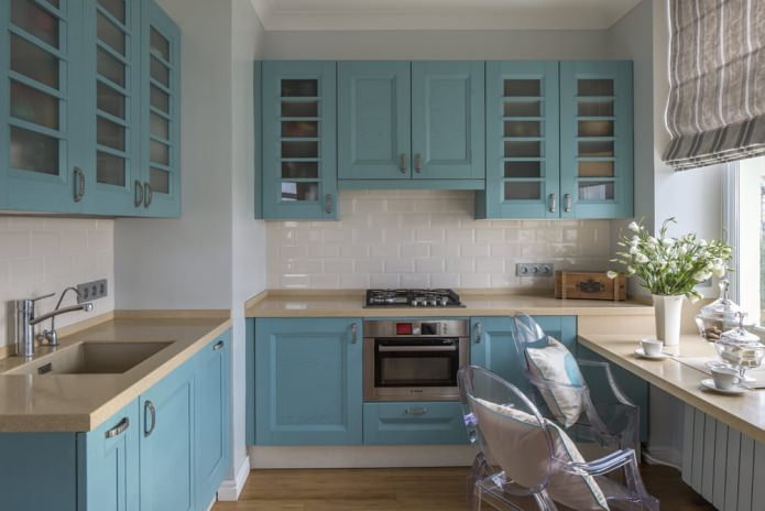 nhà bếp với một bộ màu xanh