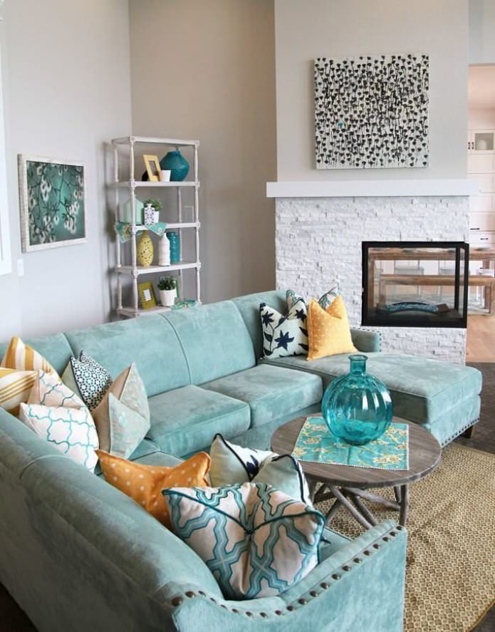 modrá pohovka v interiéru obývacího pokoje