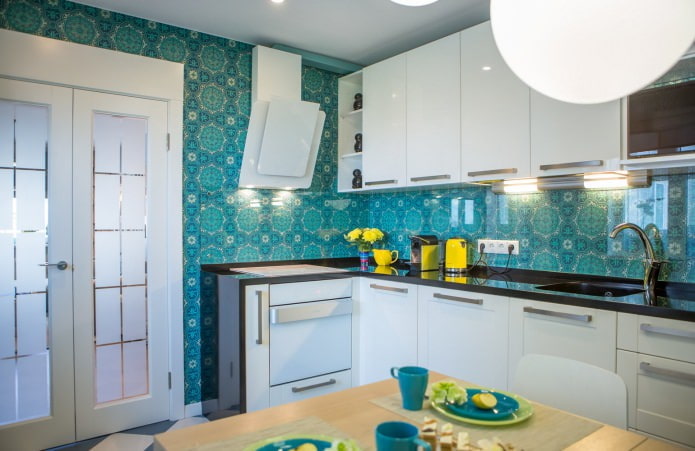nhà bếp với giấy dán tường màu xanh