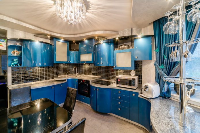 Smėlio spalvos mėlynos spalvos šiuolaikiškos virtuvės interjeras