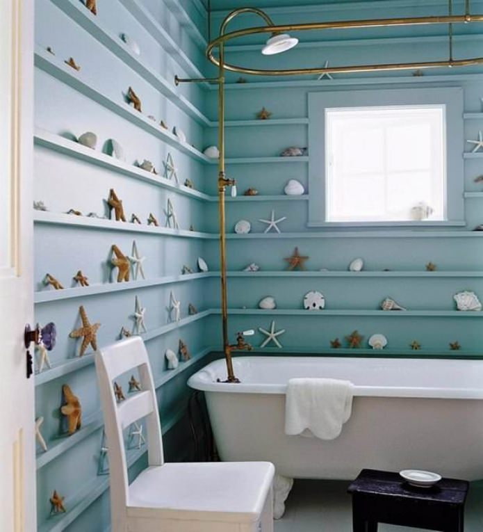 bức tường màu xanh với kệ trong phòng tắm