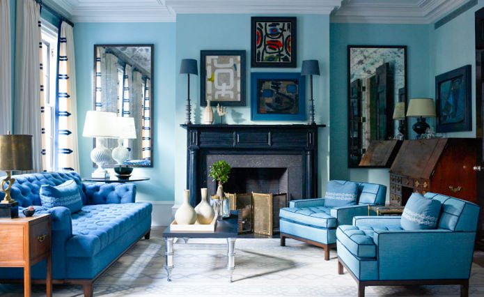 Modro-modrý interiér obývacího pokoje s krbem