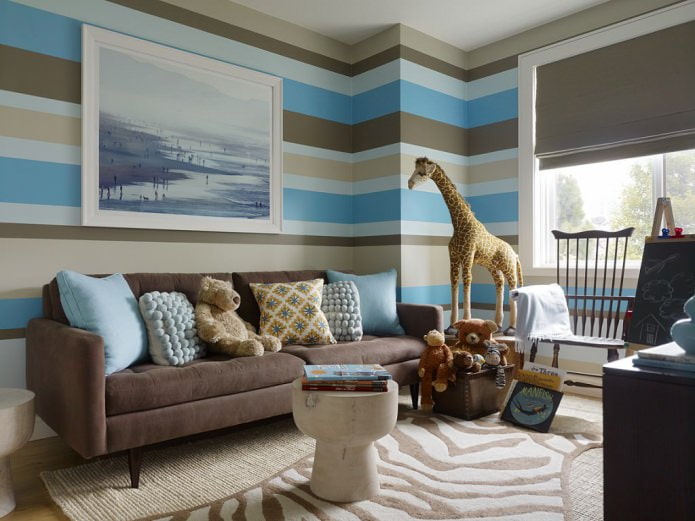 Interior de vivero marrón y azul con papel pintado a rayas
