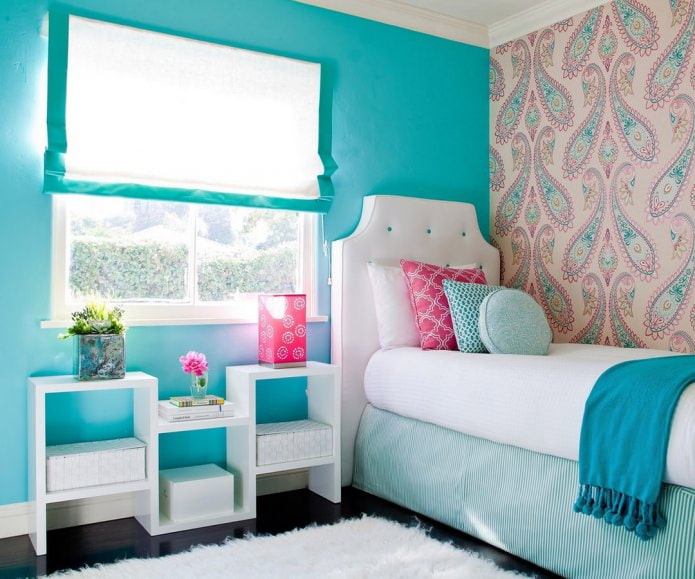 Rosa e azul interior de um quarto infantil