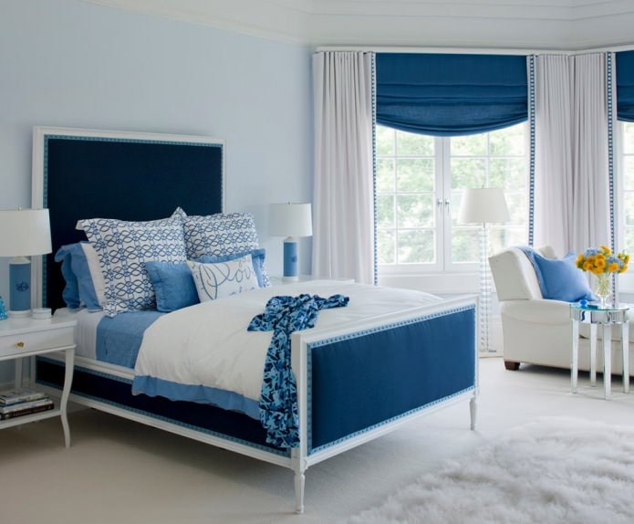 Interior azul e azul do quarto