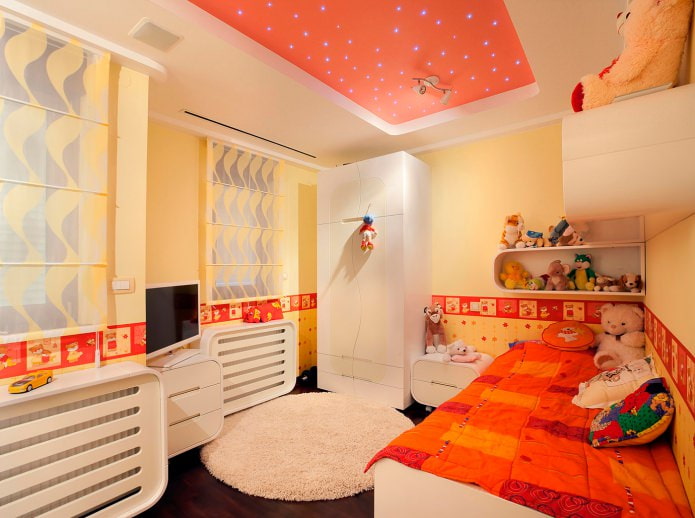 plafond tendu blanc-orange dans la chambre des enfants