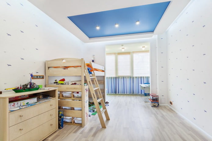 plafond tendu bleu et blanc dans la chambre des enfants