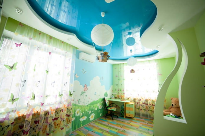 plafond tendu à l'intérieur de la chambre des enfants