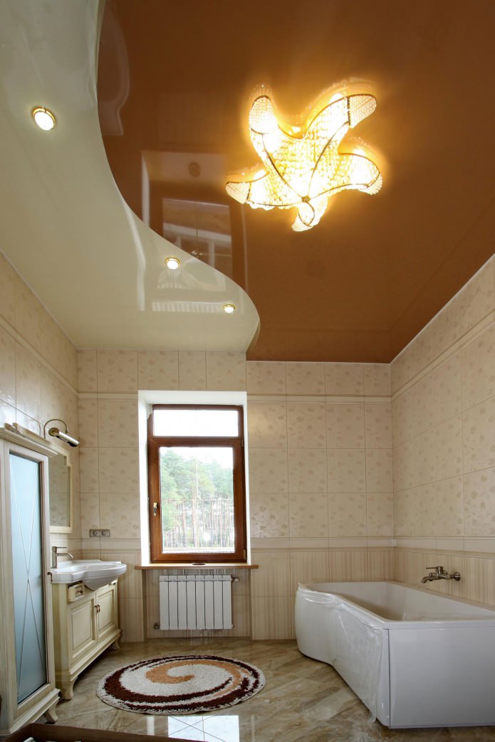 plafond suspendu marron et blanc dans la salle de bain