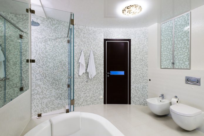 plafond suspendu blanc dans la salle de bain avec un lustre