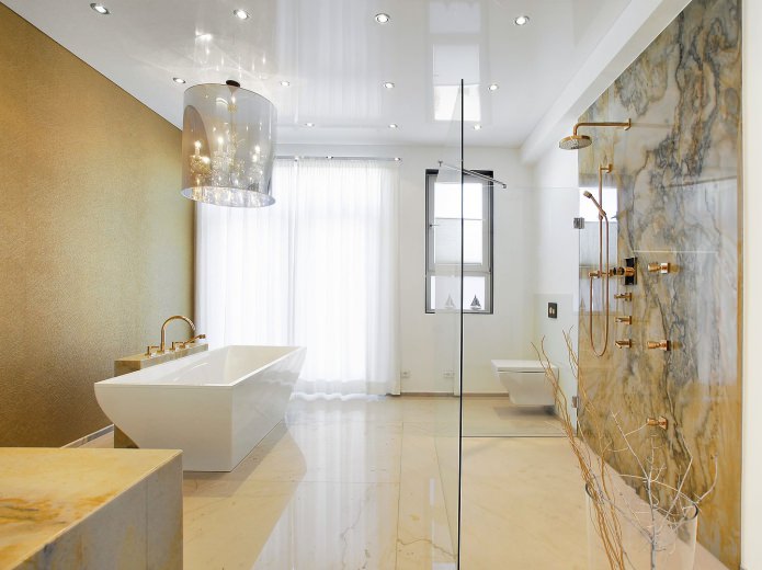 plafond suspendu brillant blanc dans la salle de bain dans un style moderne
