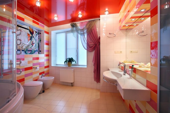plafond suspendu brillant rouge dans la salle de bain