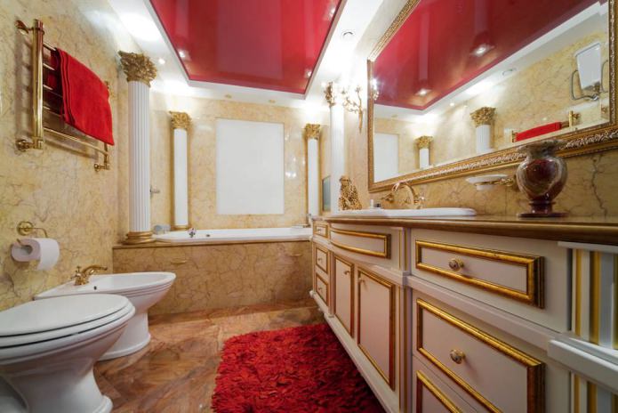 plafond suspendu à deux niveaux rouge et blanc dans la salle de bain