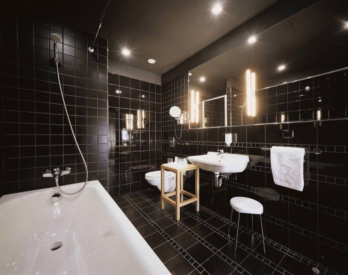 plafond suspendu noir dans la salle de bain avec spots