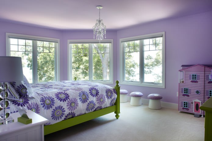 Zaļš un purpursarkans guļamistabas interjerā