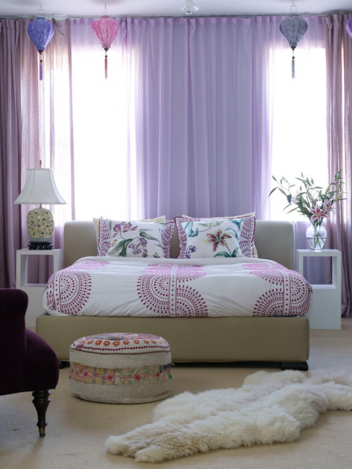 cortinas lilás no interior do quarto