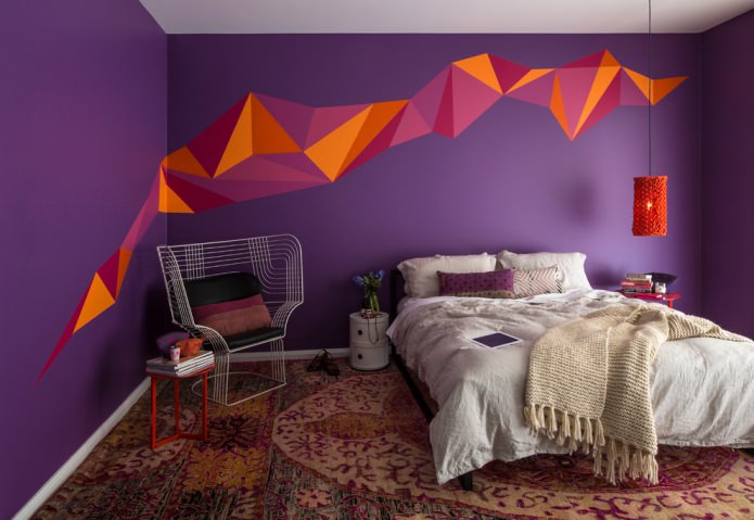 fialová ložnice dekorace