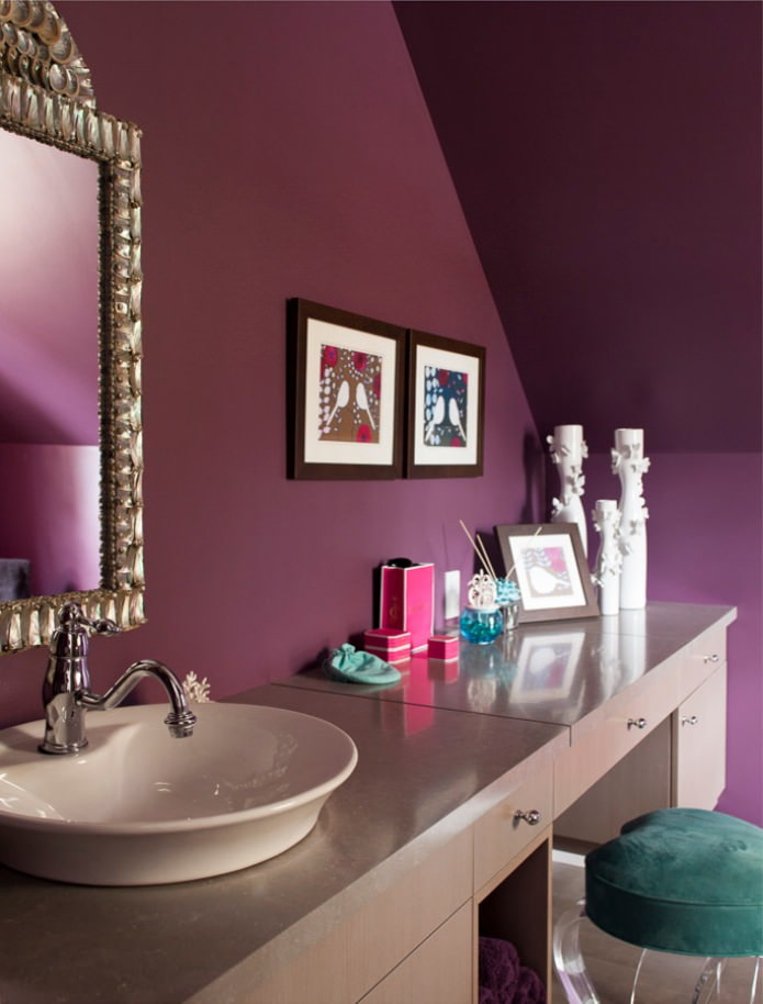 fioletowe ściany w łazience