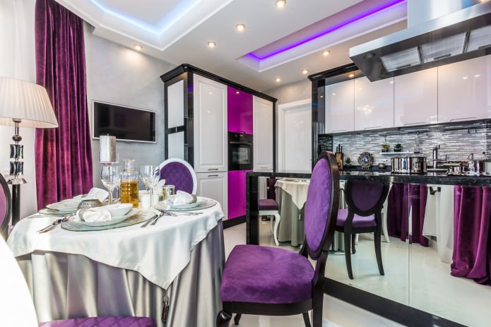 bucătărie albă și violetă cu accente negre